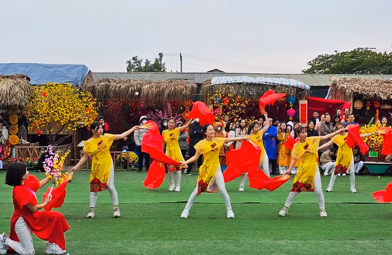 Một tiết mục văn nghệ mừng đón xuân mới của công nhân lao động.