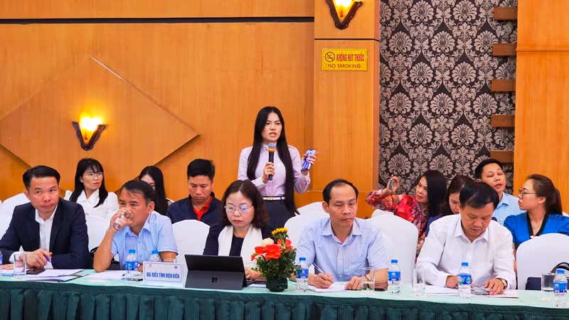 Đại diện công ty du lịch thảo luận tại diễn đàn.