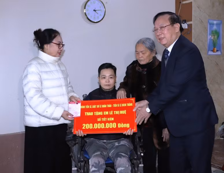 Doanh nghiệp, doanh nhân Thanh Hóa trao tặng sổ tiết kiệm cho Lê Thị Huệ.