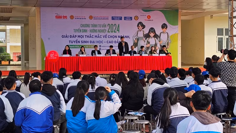 Quang cảnh buổi tư vấn tuyển sinh, hướng nghiệp.