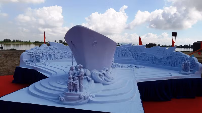 Mẫu tượng đài Con tàu tập kết cùng phù điêu được khởi dựng tại Khu lưu niệm đồng bào, cán bộ, chiến sĩ và học sinh miền nam tập kết ra bắc ở phường Quảng Tiến.