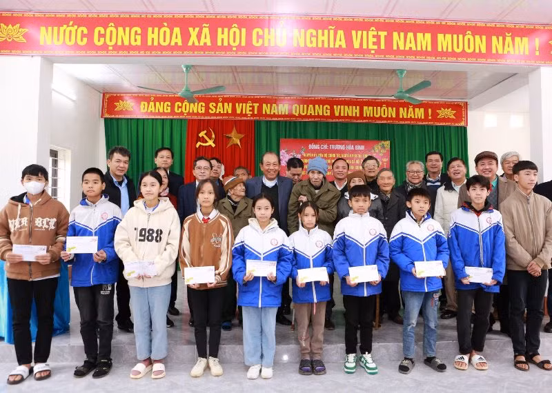 Nguyên Phó Thủ tướng Trương Hòa Bình tặng quà Tết cho học sinh, hộ khó khăn, cán bộ hưu trí ở xã Lam Sơn, huyện Ngọc Lặc.