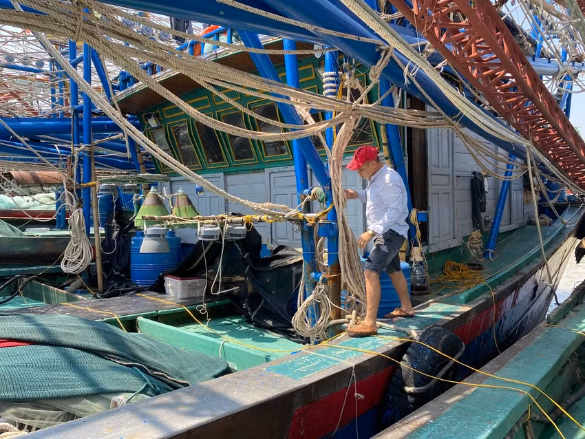 Ngư dân sửa chữa tàu sau bão.