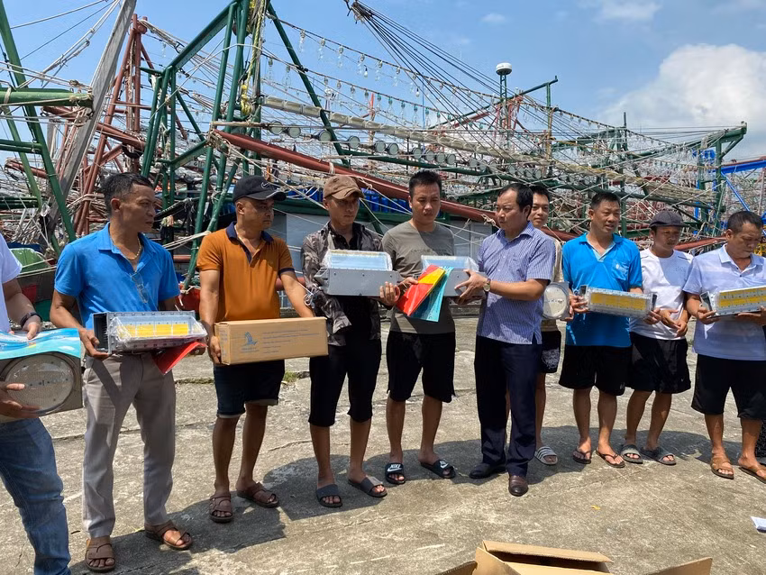 Trao quà tặng ngư dân chịu thiệt hại sau bão.