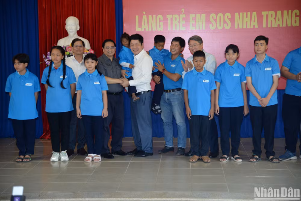 Thủ tướng Phạm Minh Chính chứng kiến đại diện Trường Hy Vọng đón nhận học sinh từ tỉnh Khánh Hòa nhập học Trường Hy Vọng.