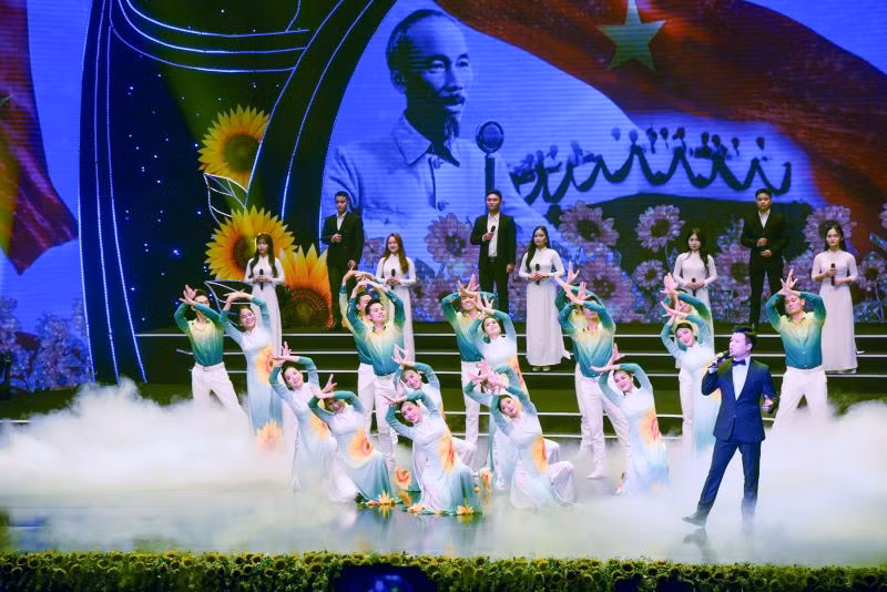 Một tiết mục biểu diễn nghệ thuật tại chương trình. (Ảnh Duy Linh)