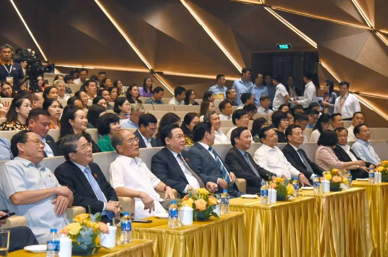 Chủ tịch Quốc hội Vương Đình Huệ, nguyên Chủ tịch Quốc hội Nguyễn Sinh Hùng và các đồng chí lãnh đạo Đảng, Nhà nước và các đại biểu dự chương trình. (Ảnh Duy Linh)