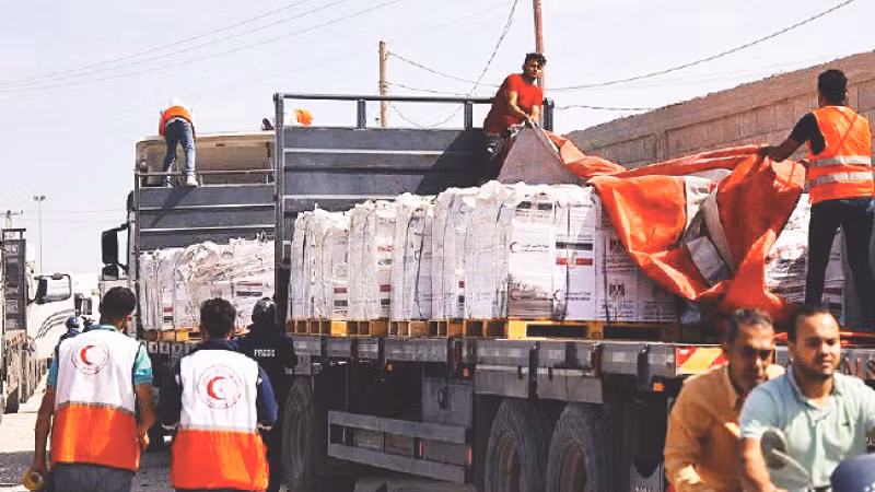 Vận chuyển hàng viện trợ nhân đạo vào Dải Gaza. (Ảnh UN NEWS)