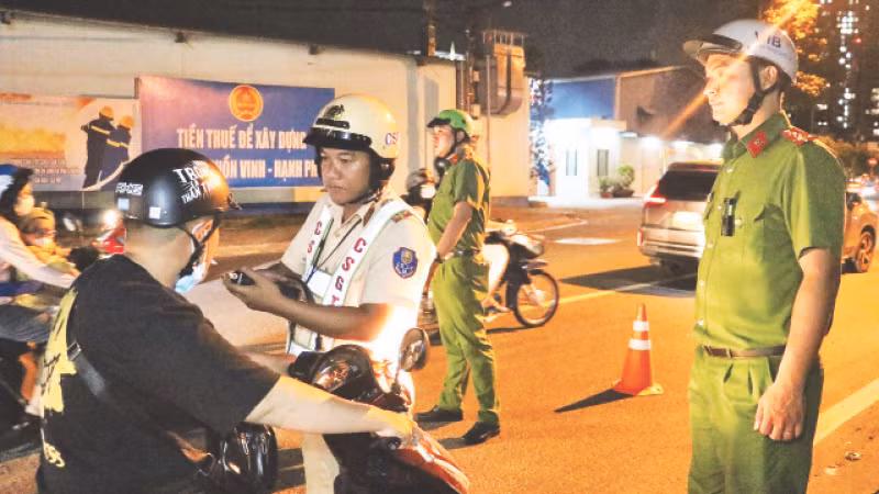 Các lực lượng chức năng phối hợp kiểm tra nồng độ cồn đối với người tham gia giao thông trên địa bàn thành phố Thủ Đức.