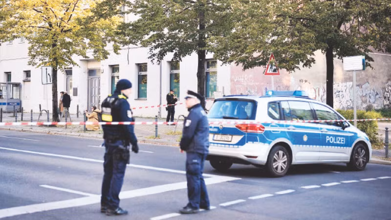 Cảnh sát được triển khai đến hiện trường một vụ tấn công giáo đường Do thái ở Đức. (Ảnh AP)