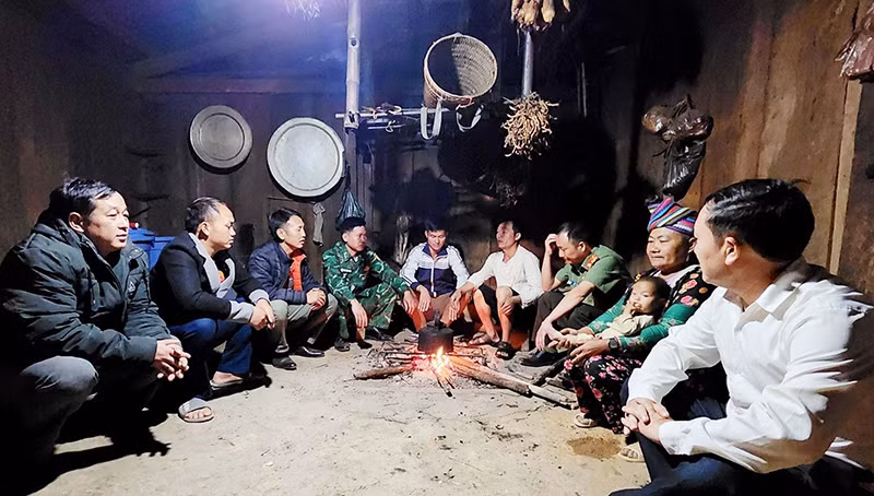 Các lực lượng chức năng tuyên truyền, vận động người dân bản Huổi Luông (huyện Phong Thổ, tỉnh Lai Châu) không theo đạo “Bà cô Dợ”.