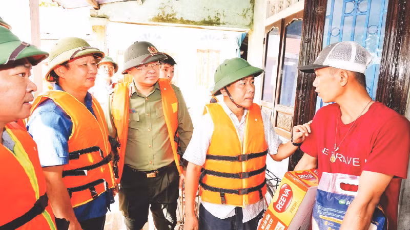 Lãnh đạo tỉnh Thừa Thiên Huế thăm hỏi, tặng quà người dân tại vùng "rốn lũ" huyện Quảng Điền.