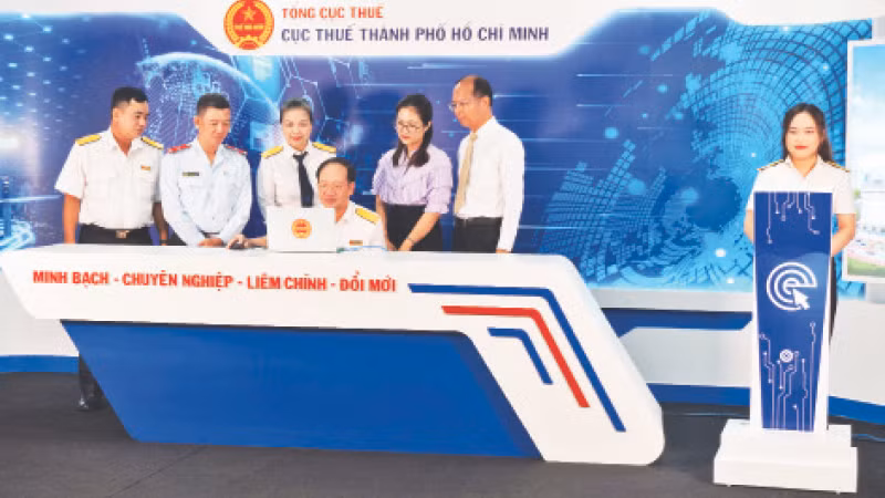 Lãnh đạo Cục Thuế Thành phố Hồ Chí Minh nhấn nút quay số chương trình “Hóa đơn may mắn”.