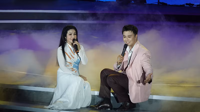 Nghệ sĩ ưu tú Lê Hồng Thắm và nghệ sĩ Võ Minh Lâm biểu diễn trong chương trình.