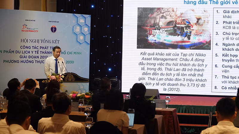 Phó Giám đốc Sở Y tế Thành phố Hồ Chí Minh Nguyễn Văn Vĩnh Châu phát biểu tại hội nghị.