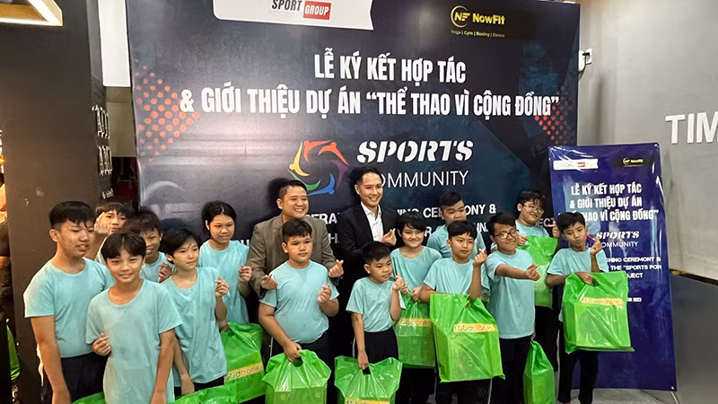 Tặng quà cho các em trường phổ cập Vinh Sơn-Bình Tân, Thành phố Hồ Chí Minh.