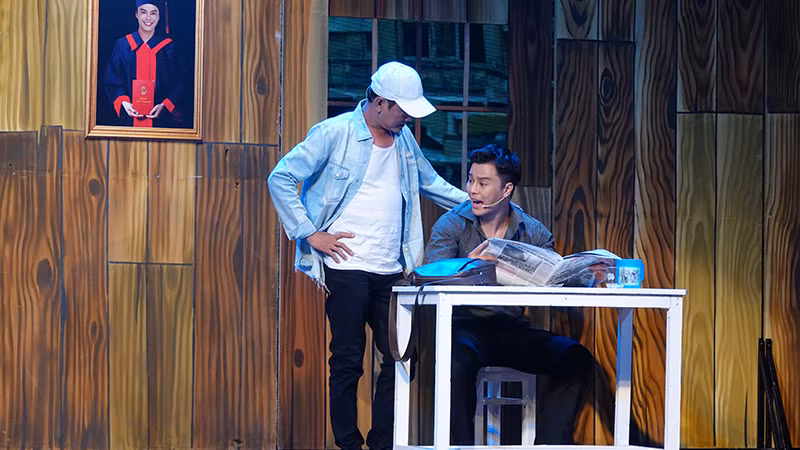 Viễn (trái, Nghệ sĩ Ưu tú Tấn Giao) và Khang (Võ Minh Lâm) có cách sống hoàn toàn khác nhau.