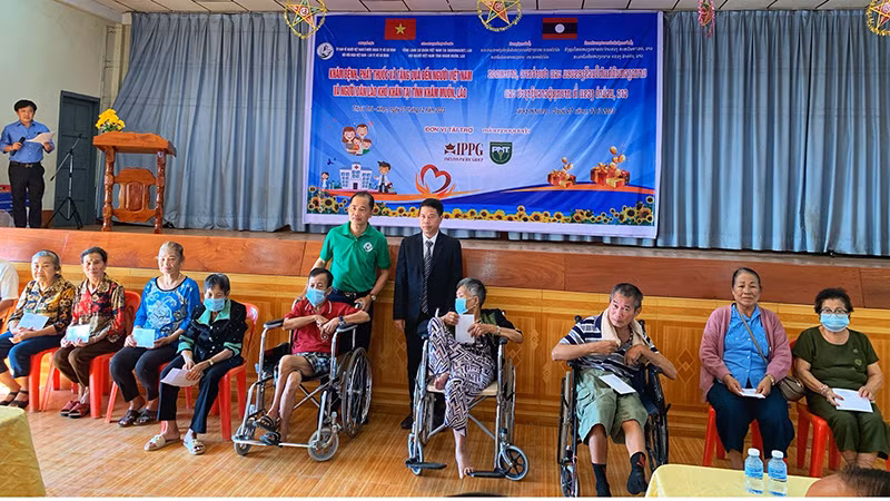 Tặng quà cho người dân có hoàn cảnh khó khăn tại tỉnh Khăm-Muồn, Cộng hòa dân chủ nhân dân Lào.