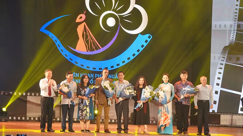 Lãnh đạo Thành phố tặng hoa cho các thành viên Ban giám khảo Vòng chung khảo.