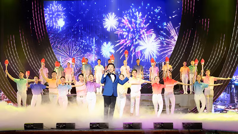 Nghệ sĩ Nhân dân Tạ Minh Tâm biểu diễn trong chương trình.