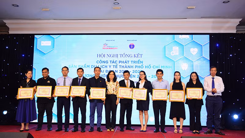 Khen thưởng cho các doanh nghiệp tích cực tham gia chương trình du lịch y tế.