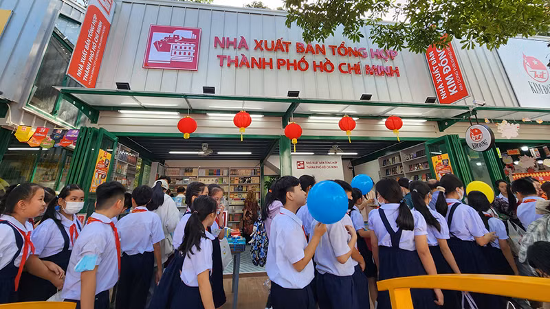 Nhiều học sinh đến với Đường sách thành phố Thủ Đức trong ngày khánh thành.