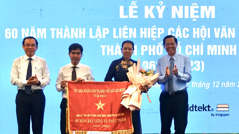 Ủy ban nhân dân Thành phố Hồ Chí Minh tặng Cờ Truyền thống cho Liên hiệp các Hội Văn học nghệ thuật Thành phố.