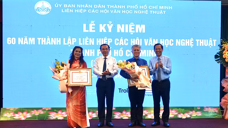Ủy Ban nhân dân Thành phố Hồ Chí Minh tặng Bằng khen cho 2 tập thể trực thuộc Liên hiệp các Hội Văn học nghệ thuật Thành phố.