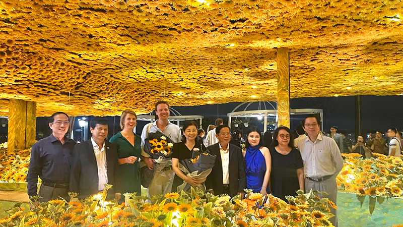 Các đại biểu chụp ảnh lưu niệm bên cánh đồng hoa hướng dương. Van Gogh có niềm đam mê mãnh liệt với loài hoa này.
