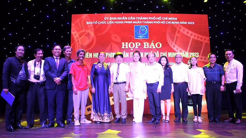 Các đại biểu chụp ảnh lưu niệm tại buổi họp báo.