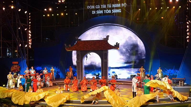 Tiết mục "Vọng nguyệt tri ân" mở đầu chương trình nghệ thuật “Đờn ca tài tử Nam Bộ - Di sản tỏa sáng”.