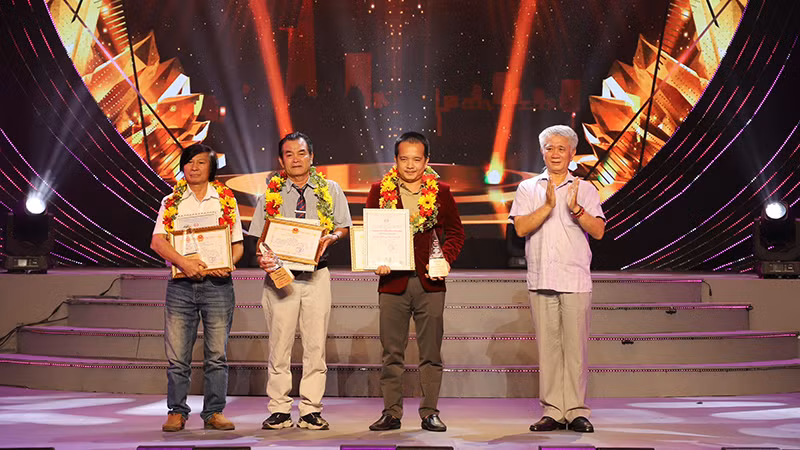 Trao giải Khuyến khích cho các tác giả.