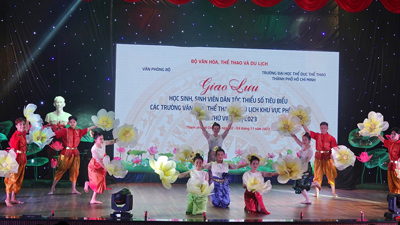Tiết mục múa "Cần Thơ hân hoan ngày hội" của Trường Cao đẳng Du lịch Cần Thơ.