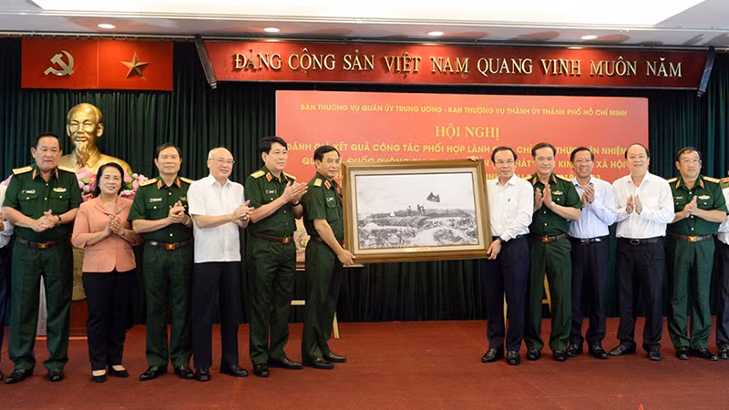 Quân ủy Trung ương, Bộ Quốc phòng tặng tranh lưu niệm cho Thành ủy Thành phố Hồ Chí Minh. Quân ủy Trung ương, Bộ Quốc phòng tặng tranh lưu niệm cho Thành ủy Thành phố Hồ Chí Minh.