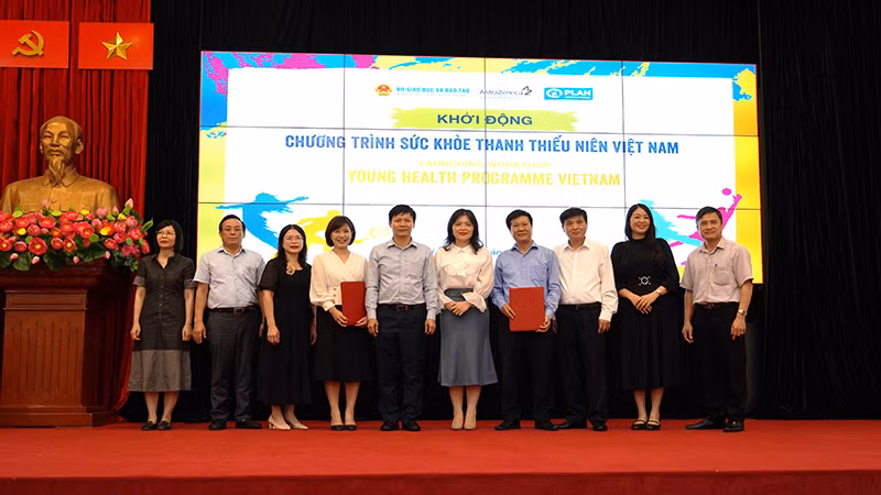 Các đại biểu chụp ảnh lưu niệm trong buổi khởi động chương trình. (Ảnh AstraZeneca).