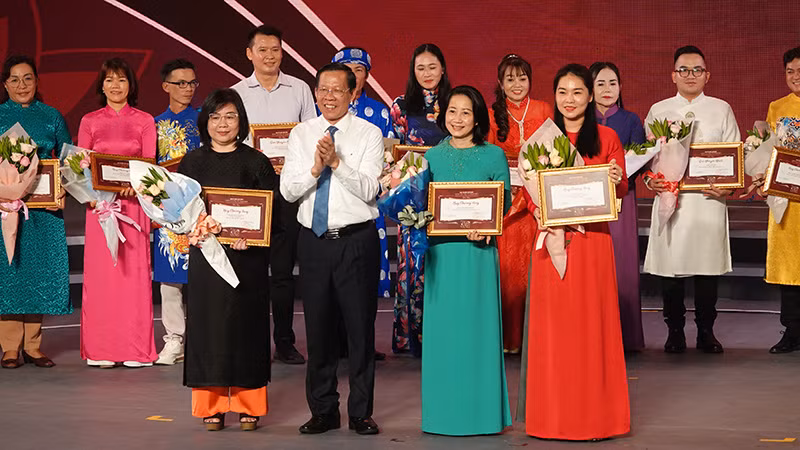 Chủ tịch Ủy ban nhân dân Thành phố Hồ Chí Minh Phan Văn Mãi trao Huy chương vàng 3 đơn vị có chương trình xuất sắc nhất tại Liên hoan Đờn ca tài tử giải "Hoa sen vàng".