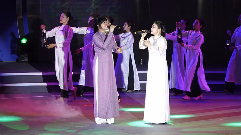 Nghệ nhân ưu tú Ngọc Đặng (trái) và Nghệ nhân ưu tú Thanh Mai trình bày tác phẩm "Dạ cổ hoài lang" (sáng tác Cao Văn Lầu).