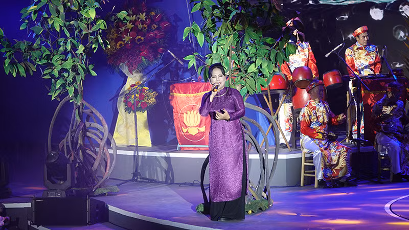 Nghệ nhân nhân dân Thanh Tuyết biểu diễn trong chương trình.