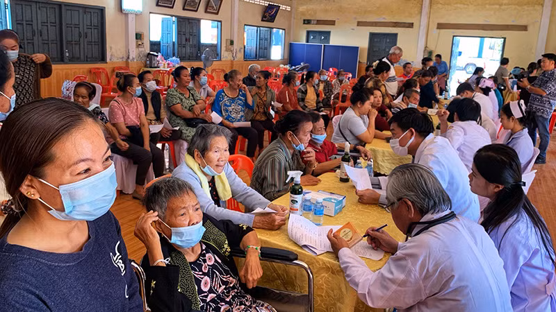 Khám bệnh cho người dân tại tỉnh Khăm-Muồn, Cộng hòa dân chủ nhân dân Lào. (Ảnh: Ban Tổ chức)