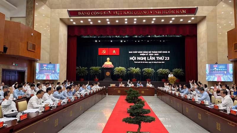 Các đại biểu biểu quyết thông qua nội dung hội nghị.