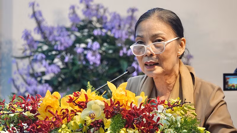 Tiến sĩ Mai Mỹ Duyên trình bày đề dẫn hội thảo.