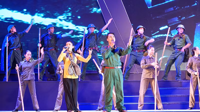 Ca sĩ Phan Ngọc Luân và Trúc Lai trình bày ca khúc Hành khúc ngày và đêm (nhạc Phan Huỳnh Điểu, thơ Bùi Công Minh).