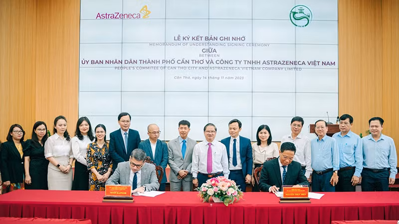 Hai bên ký Bản ghi nhớ hợp tác nâng cao dịch vụ y tế và chăm sóc sức khỏe. (Ảnh: AstraZeneca).