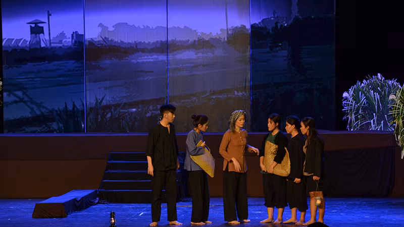 Cảnh trong vở "Cánh đồng rực lửa" của Sân khấu kịch Quốc Thảo.