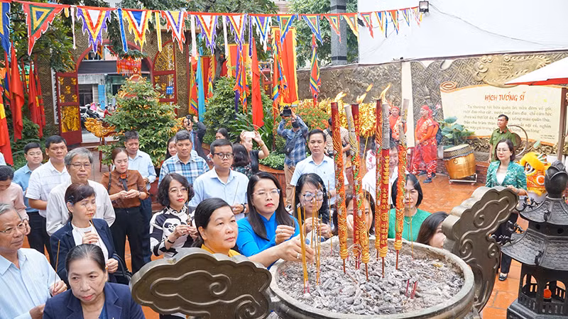 Các đại biểu thắp hương tưởng niệm Đức Thánh Trần tại Lễ giỗ.