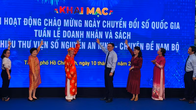 Các đại biểu thực hiện nghi thức khai mạc sự kiện.