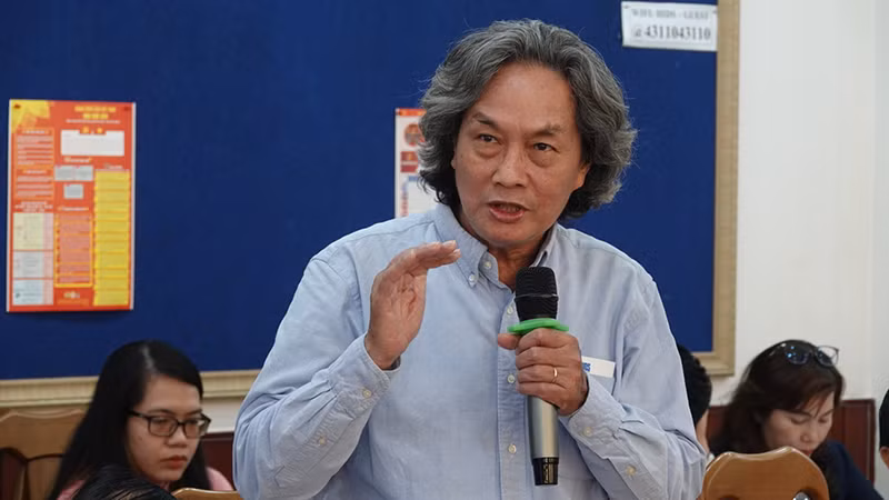 Chủ tịch Hội Mỹ thuật Thành phố Hồ Chí Minh Nguyễn Xuân Tiên phát biểu tại hội thảo.