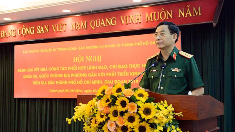 Đồng chí Đại tướng Phan Văn Giang, Ủy viên Bộ Chính trị, Bộ Trưởng Bộ Quốc phòng phát biểu kết luận hội nghị. Đồng chí Đại tướng Phan Văn Giang, Ủy viên Bộ Chính trị, Bộ Trưởng Bộ Quốc phòng phát biểu kết luận hội nghị.