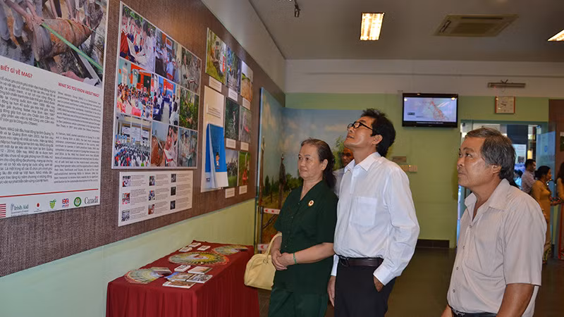 Du khách tham quan tại Bảo tàng Chứng tích chiến tranh.