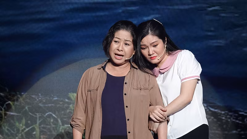 Nghệ sĩ Ưu tú Lam Tuyền (phải) trong vai bà Bảy Thất.